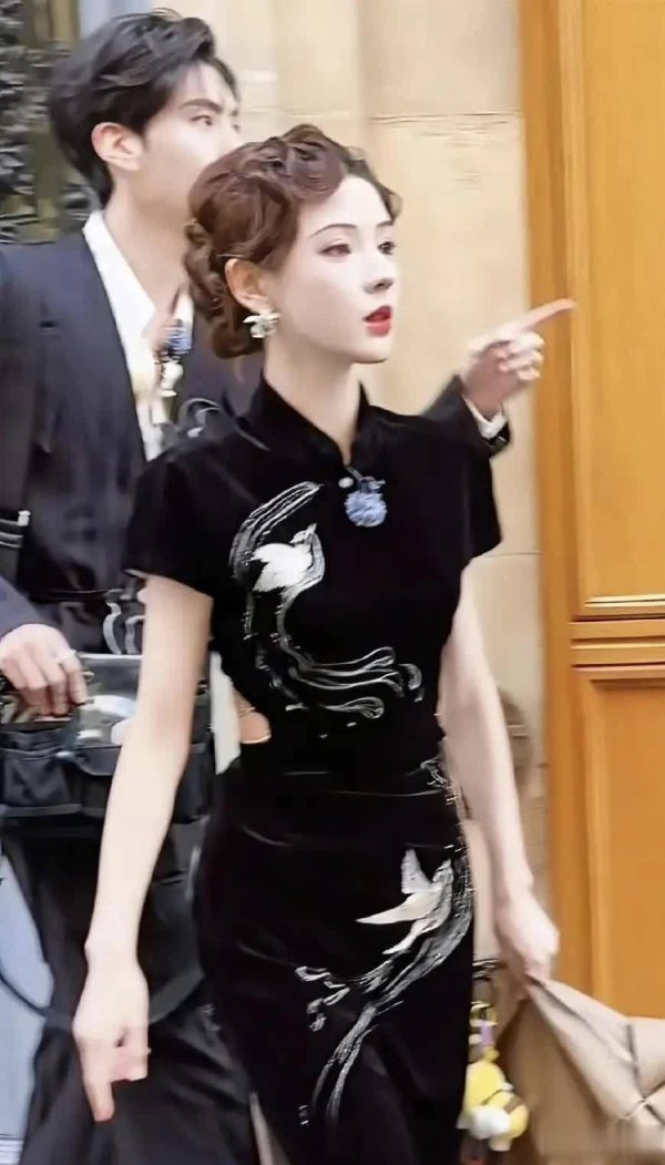 炒股配资开户网上 张予曦巴黎快闪店穿露背旗袍，东方美学邂逅现代时尚！